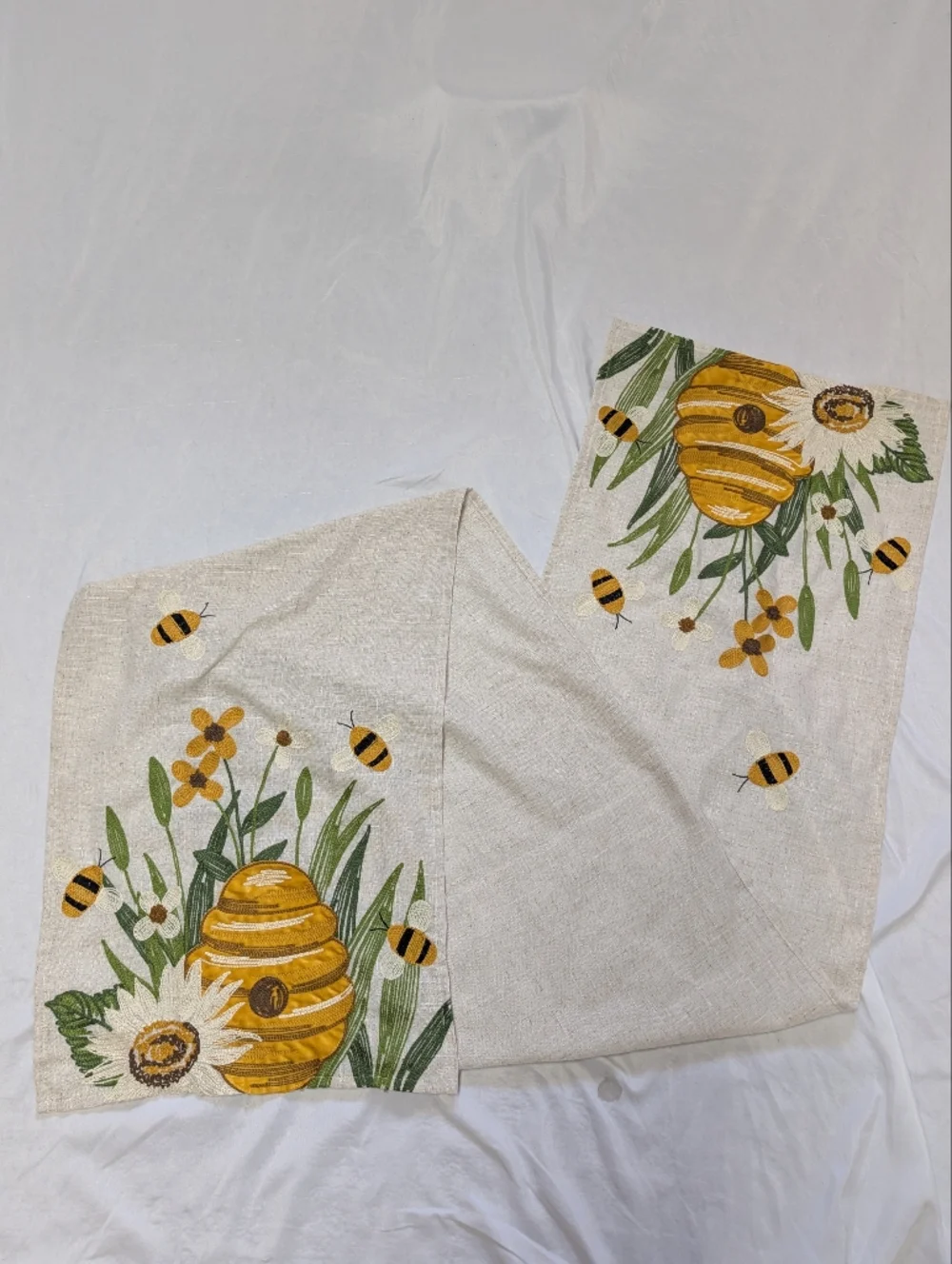 Honey Bee Embroidered Table Runner 15